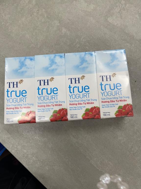 Sữa Chua Uống Tiệt Trứng TH true YOGURT Hương Dâu Tự Nhiên 180ml